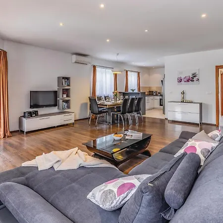 別荘 Four-bedroom In